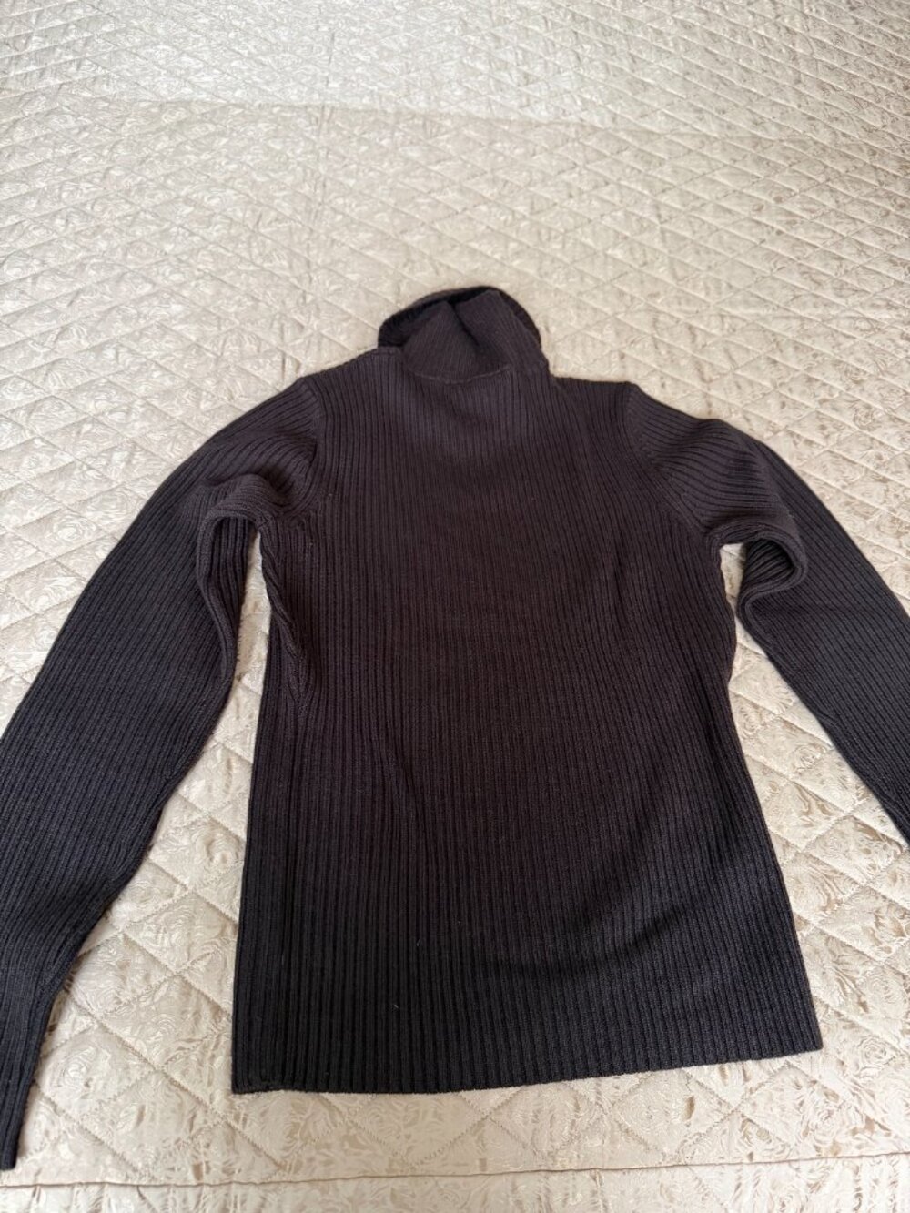 Tahari 100% Merino Wool Ribbed Sweater – Size M